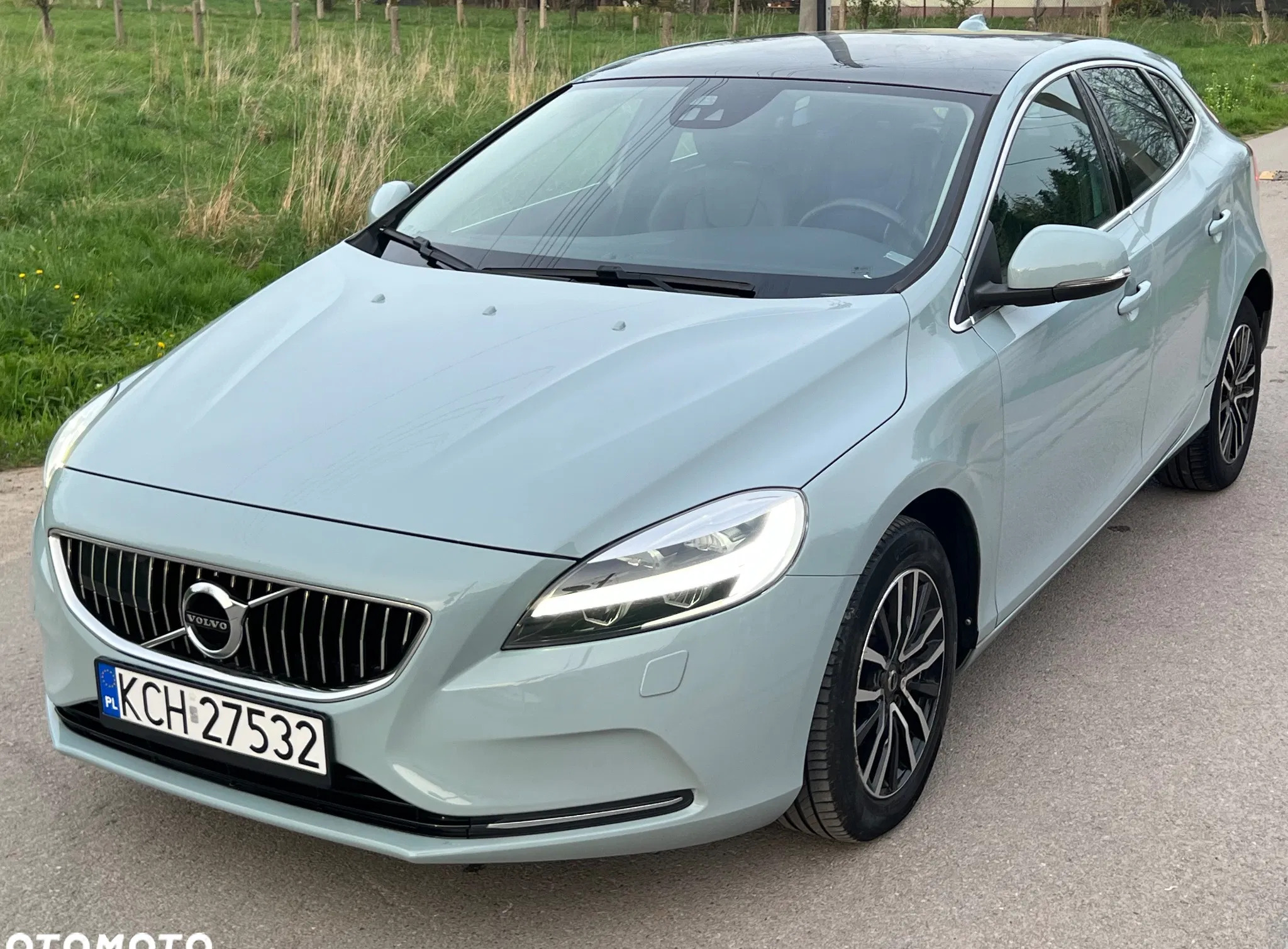 małopolskie Volvo V40 cena 59900 przebieg: 165500, rok produkcji 2017 z Chrzanów